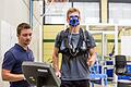 Labortest mit Spirometer an der Würzburger Sport-Uni: Doktorand Peter Düking (links) und ein Teilnehmer seiner Studie auf dem Laufband