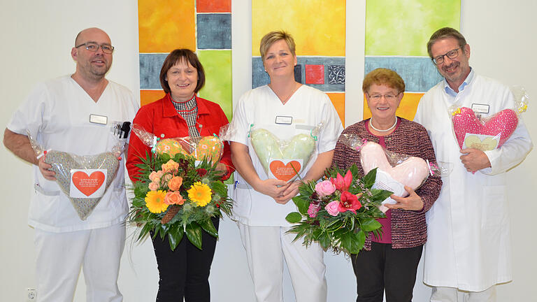 Im Bild: (von links) Thomas Gessner (Stationsleitung Frauenklinik)., Edeltraud Häusler (Kreisbäuerin),  Melanie Müller (Breast Care Nurse), Rita Jörg (Ehren-Kreisbäuerin) und Prof. Dr. Michael Weigel (Chefarzt Frauenklinik).