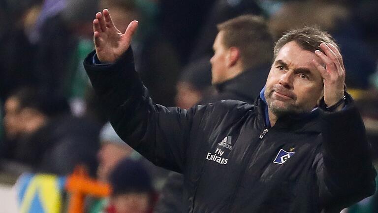 Als Trainer des Hamburger SV hatte Bernd Hollerbach oft Grund zum Klagen: In sieben Spielen gab es keinen einzigen Sieg. Nun trifft sein norddeutscher Herzensklub auf seinen anderen Lieblingsverein. Für das Spiel des HSV gegen die Kickers hofft er auf viele Tore und ein Unentschieden. Als Trainer des Hamburger SV hatte Bernd Hollerbach oft Grund zum Klagen: In sieben Spielen gab es keinen einzigen Sieg. Nun trifft sein norddeutscher Herzensklub auf seinen anderen Lieblingsverein. Für das Spiel des HSV gegen die Kickers hofft er auf viele Tore und ein Unentschieden.
