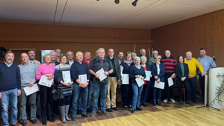 Ehrung für langjährige Vereinstreue. Unser Bild zeigt (von links): Jürgen Peterek, Roland Reidelbach, Horst „Isi“ Kleinheinz, Christine Gehrlein, Klaus Wiegand, Annette Raab, Susanne Raab, Norbert Helfrich, Bruno Kleinheinz, Wolfgang „Toto“ Schmid...       -  Ehrung für langjährige Vereinstreue. Unser Bild zeigt (von links): Jürgen Peterek, Roland Reidelbach, Horst „Isi“ Kleinheinz, Christine Gehrlein, Klaus Wiegand, Annette Raab, Susanne Raab, Norbert Helfrich, Bruno Kleinheinz, Wolfgang „Toto“ Schmid, Peter Schmitt, Gerhard Höhl, Peter Nietsch, Jochen Gundelach, Elvira „Elvi“ Schick, Sieglinde „Siggi“ Wiegand, Silvia Reidelbach, Gertrud „Gerdi“ Gundelach, Dieter Gundelach, Marianne Gutmann, Dr. Reinhold Raab, Hubert Schumm, Beate Huber, Wilfried Donner und Kevin Morin.