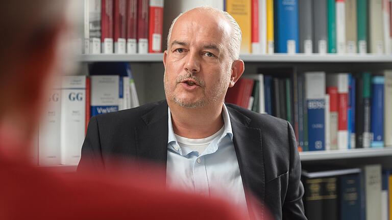 Staatsrechtler Kyrill-Alexander Schwarz befürwortet ein entschiedenes Vorgehen des Staates gegen illegale Klima-Aktionen. Aber auch betroffene Autofahrer müssten sich an Recht und Gesetz halten. Staatsrechtler Kyrill-Alexander Schwarz befürwortet ein entschiedenes Vorgehen des Staates gegen illegale Klima-Aktionen. Aber auch betroffene Autofahrer müssten sich an Recht und Gesetz halten.