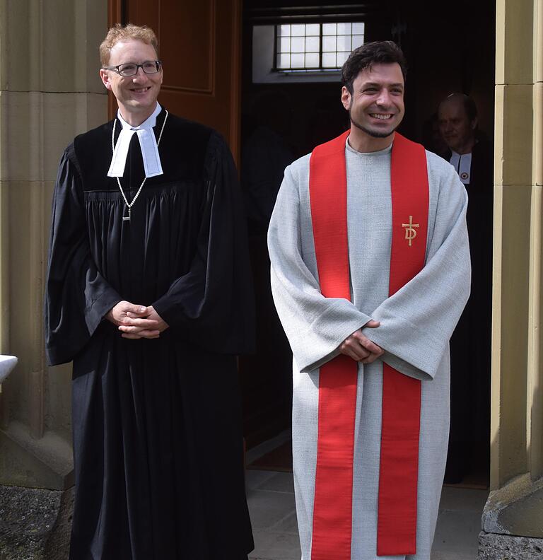 Dekan Max von Egidy (links) führte Diakon Patrick Herderich in sein neues Amt ein.