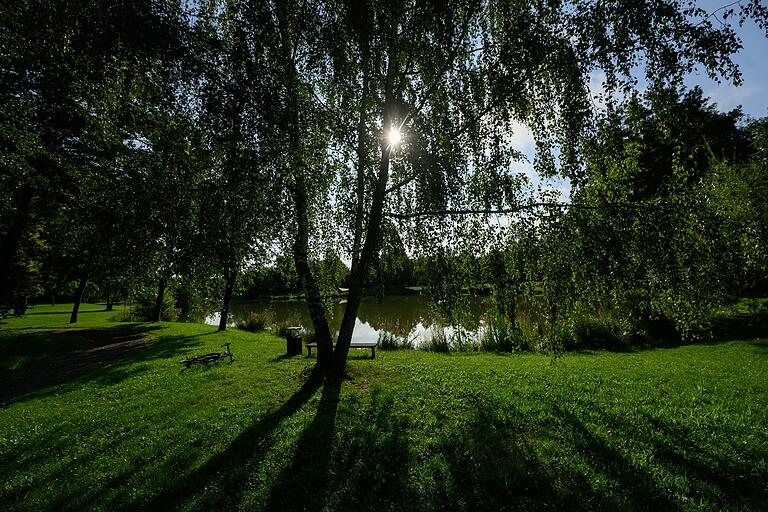 Noch ist es ruhig am Naturbadesee in Arnstein. Aber auch an hochsommerlichen Tagen findet sich hier immer ein ruhiges Plätzchen. Noch ist es ruhig am Naturbadesee in Arnstein. Aber auch an hochsommerlichen Tagen findet sich hier immer ein ruhiges Plätzchen.