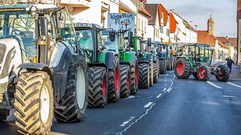 Sorgen derzeit immer wieder für Verkehrsbeeinträchtigungen: Landwirtinnen und Landwirte bei der landesweiten Protestaktion mit Straßenblockade im Schweinfurter Stadtteil Oberdorf. Sorgen derzeit immer wieder für Verkehrsbeeinträchtigungen: Landwirtinnen und Landwirte bei der landesweiten Protestaktion mit Straßenblockade im Schweinfurter Stadtteil Oberdorf.