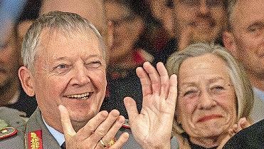 Der im nächsten Jahr aus dem Dienst scheidende Kommandeur Michael Matz genoss sichtlich das letzte unter seiner Führung organisierte Adventskonzert. - Der im nächsten Jahr aus dem Dienst scheidende Kommandeur Michael Matz genoss sichtlich das letzte unter seiner Führung organisierte Adventskonzert. Der im nächsten Jahr aus dem Dienst scheidende Kommandeur Michael Matz genoss sichtlich das letzte unter seiner Führung organisierte Adventskonzert. - Der im nächsten Jahr aus dem Dienst scheidende Kommandeur Michael Matz genoss sichtlich das letzte unter seiner Führung organisierte Adventskonzert.