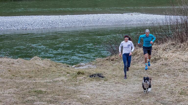 Martin Grüning zuhause mit Ehefrau Sonja und Hund an der Isar. Martin Grüning zuhause mit Ehefrau Sonja und Hund an der Isar.