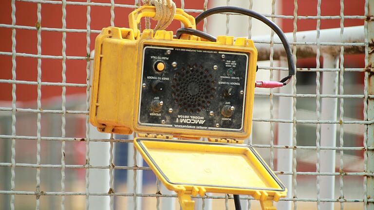 Ein Tauchertelefon: Damit besteht ständig Kontakt zu dem Mann unter Wasser. Ein Tauchertelefon: Damit besteht ständig Kontakt zu dem Mann unter Wasser.