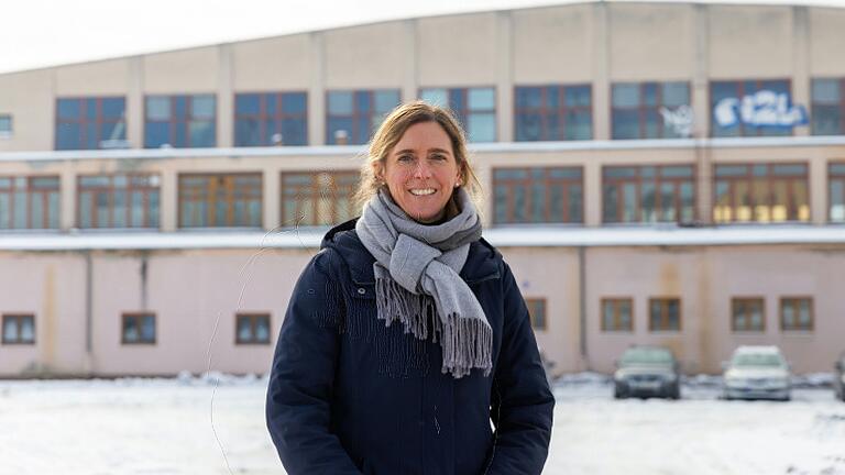 Bürgermeisterin Judith Roth-Jörg vor dem Hangar am Hubland (Archivbild). Er wurde im Dritten Reich für den damaligen Fliegerhorst errichtet, wie auch der heutige Rewe-Markt. Die Amerikaner bauten ihn zu einer Sporthalle samt Bücherei um. Bürgermeisterin Judith Roth-Jörg vor dem Hangar am Hubland (Archivbild). Er wurde im Dritten Reich für den damaligen Fliegerhorst errichtet, wie auch der heutige Rewe-Markt. Die Amerikaner bauten ihn zu einer Sporthalle samt Bücherei um.