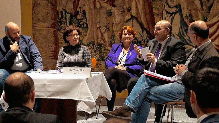 Diskutierten über Gewalt und Gleichberechtigung (von rechts.): Cengin Deniz (Erziehungs- und Familienberater), Yusuf Uca (Imam in Ingolstadt), Rita Knobel-Ulrich (Filmemacherin), Maria Albert-Wirsching (Stadtjugendamt Schweinfurt), Christian Blacky Schwarz (Radio Primaton, Moderation).
