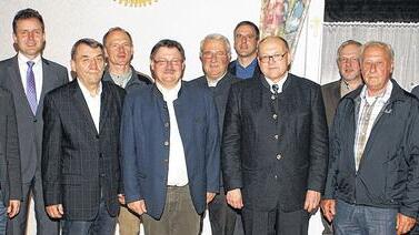 Bei der Neuwahl bestätigten die Mitglieder von „Unser Steigerwald“ die ersten drei Vorsitzenden Gerhard Eck, Oskar Ebert und Heinrich Thaler sowie Schriftführer Siegfried Ständecke (Stellvertreter Werner Ach) in ihren Ämtern. Neuer Kassenführer ist Hans Walter Schmalzbauer (4. von rechts), sein Stellvertreter bleibt Albrecht Ruß. Den Beirat bilden Josef Mend, Klaus Merkel, Hermann Hotz, Ernst Nickel, Thomas Sechser und neu Matthias Bäuerlein (5. von rechts) und Thorsten Woczniak (links). Neu als berufenes Beirats-Mitglied ist auch MdL Steffen Vogel (rechts). Bei der Neuwahl bestätigten die Mitglieder von „Unser Steigerwald“ die ersten drei Vorsitzenden Gerhard Eck, Oskar Ebert und Heinrich Thaler sowie Schriftführer Siegfried Ständecke (Stellvertreter Werner Ach) in ihren Ämtern. Neuer Kassenführer ist Hans Walter Schmalzbauer (4. von rechts), sein Stellvertreter bleibt Albrecht Ruß. Den Beirat bilden Josef Mend, Klaus Merkel, Hermann Hotz, Ernst Nickel, Thomas Sechser und neu Matthias Bäuerlein (5. von rechts) und Thorsten Woczniak (links). Neu als berufenes Beirats-Mitglied ist auch MdL Steffen Vogel (rechts).
