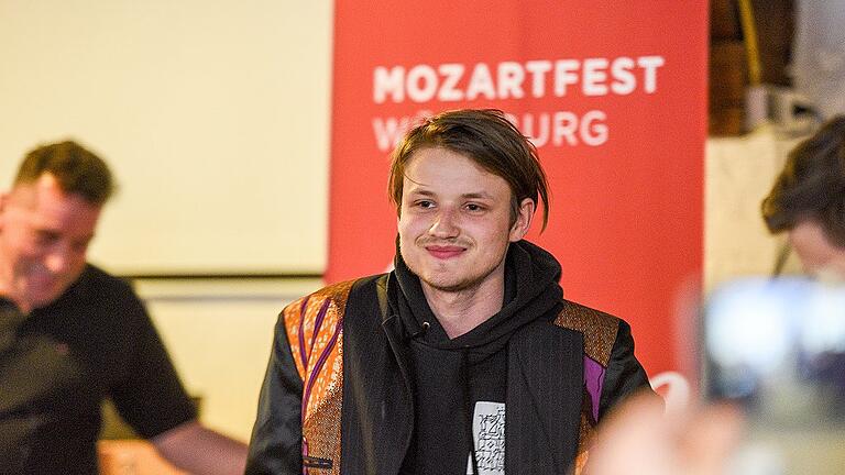 Paul Lux rappt den Papageno. Im Hintergrund Regisseur Christoph Hagel.