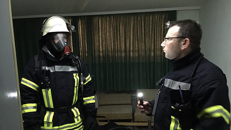 Lob für die Mellrichstädter Kameraden: Die Feuerwehrübung im ehemaligen Schwesternwohnheim in der Suhlesstraße 7 in Mellrichstadt klappte wie am Schnürchen.