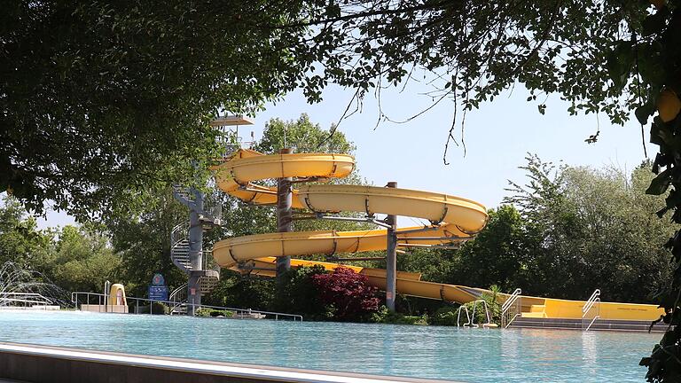Das Kitzinger Freibad auf der Mondseeinsel ist ein beliebter Treffpunkt an heißen Sommertagen. Das Kitzinger Freibad auf der Mondseeinsel ist ein beliebter Treffpunkt an heißen Sommertagen.