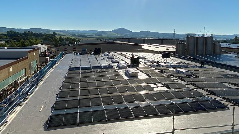 Uponor installiert am Standort Haßfurt Photovoltaik-Anlagen auf den Dachflächen. 810.000 Kilowattstunden sollen diese jährlich liefern.