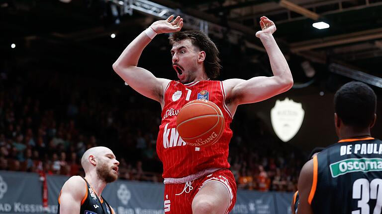 Zac Seljaas schrie seine Freude nach einem Dunking heraus. Der US-Amerikaner war der Topscorer beim 75:72-Erfolg der Würzburg Baskets.