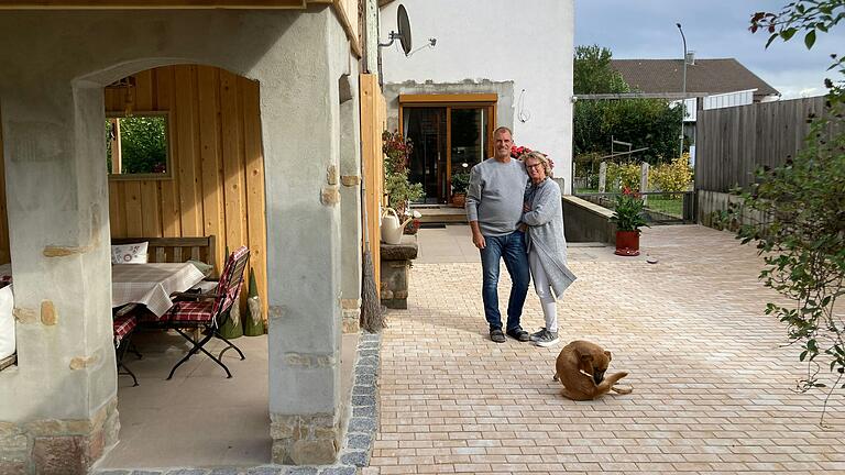 Stefan Kropp und Claudia Schmidt sind glücklich mit ihrem Haus in Aubstadt, in das sie vor neun Jahren eingezogen sind und das sie mit viel Leidenschaft saniert haben.