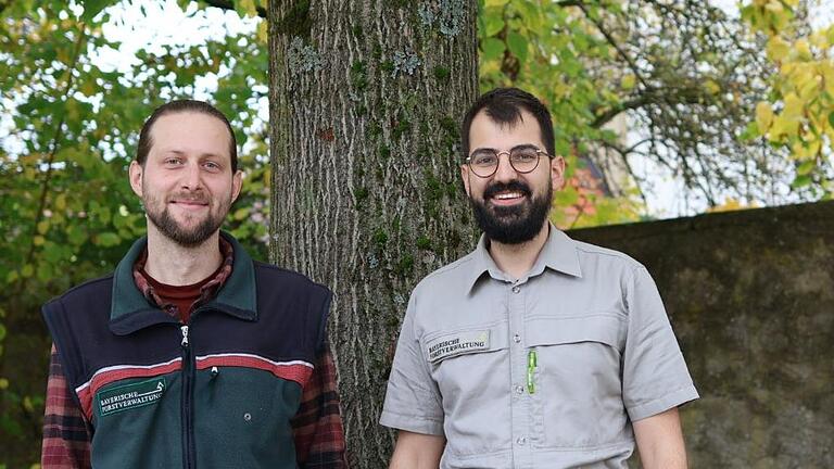 Seit diesem Forstjahr ist Florian Seubert (rechts) der Revierförster; links sein Vorgänger Matthias Lunz. - Seit diesem Forstjahr ist Florian Seubert (rechts) der Revierförster; links sein Vorgänger Matthias Lunz. Seit diesem Forstjahr ist Florian Seubert (rechts) der Revierförster; links sein Vorgänger Matthias Lunz. - Seit diesem Forstjahr ist Florian Seubert (rechts) der Revierförster; links sein Vorgänger Matthias Lunz.