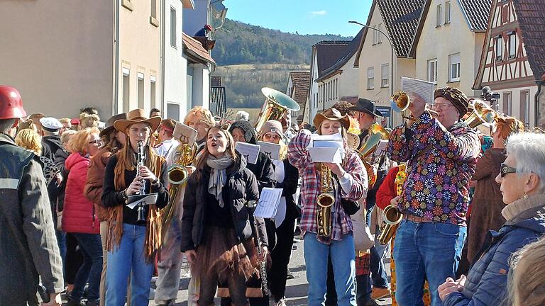 Fuschter Musikanten       -  Die Fuschter Musikanten sorgen mit ihren Klängen für beste Faschingsstimmung – getreu dem Motto: „Mit Musik geht es besser!“