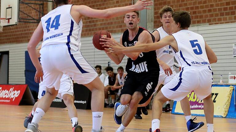 Basketball, NBBL-Qualifikationstunier, s.Oliver Würzburg - TS Jahn München       -  In der Halle des Deutschhaus-Gymnasiums entschied die U 19 der s.Oliver Würzburg Akademie das erste NBBL-Qualifikationsturnier für sich, obwohl sie dem Team der TS Jahn München unterlag. Hier wird Jakob Jeßberger (am Ball) von gleich drei Münchnern in die Zange genommen.