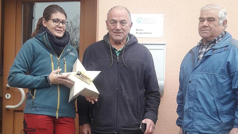 Die Kiefer-Sterne werden auf Weihnachtsmärkten verkauft. Der Erlös fließt in die Tschernobyl-Hilfe. Unser Bild zeigt (v.l.): Miriam Langenbucher (Revierleiterin), Stefan Zehfuß (1. Vorsitzender des Vereins) sowie Bernhard Reupelt (ehem. Forstwirt).