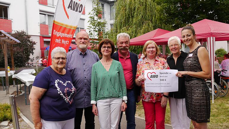 Ein Herz für die AWO: Christa Zink, Vorstandsmitglied im Ortsverein, Zweiter Bürgermeister Thomas Wohlfahrt (SPD), Bürgermeisterin Bettina Bärmann, Stellvertretender Landrat Peter Seifert, Ortsvereinsvorsitzende Renate Keller, Kreisvorsitzende Gaby Sander sowie Carolin Seynsthal als Leiterin des Seniorenzentrums, das von der AWO einen Scheck über 500 Euro erhielt.