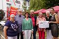 Ein Herz für die AWO: Christa Zink, Vorstandsmitglied im Ortsverein, Zweiter Bürgermeister Thomas Wohlfahrt (SPD), Bürgermeisterin Bettina Bärmann, Stellvertretender Landrat Peter Seifert, Ortsvereinsvorsitzende Renate Keller, Kreisvorsitzende Gaby Sander sowie Carolin Seynsthal als Leiterin des Seniorenzentrums, das von der AWO einen Scheck über 500 Euro erhielt.