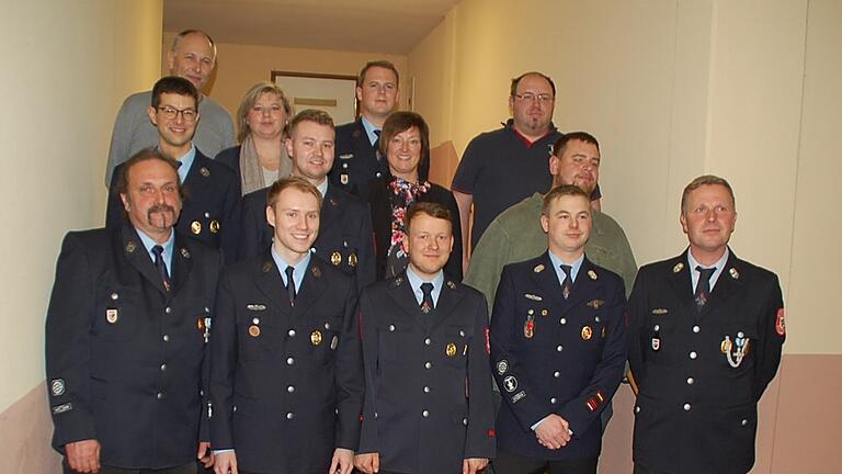 Das Bild zeigt die neue und die alte Führungsmannschaft des Feuerwehrvereins Bischbrunn.&nbsp;