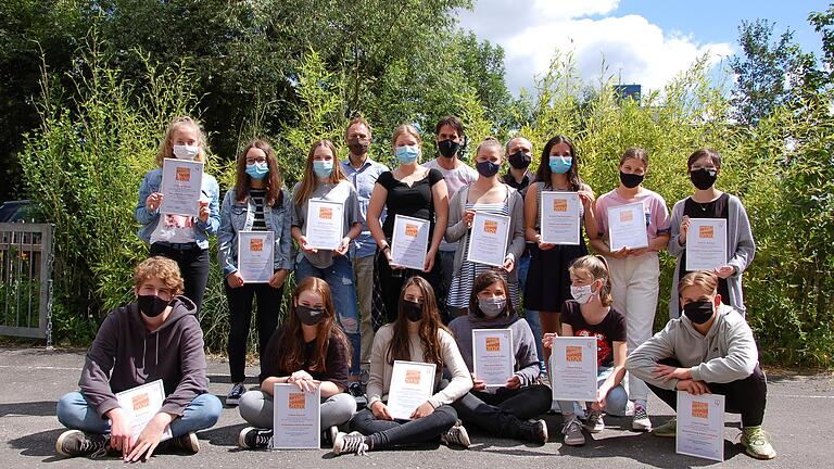 Die erste Jahresarbeiten-Gruppe der Montessori-Schule Würzburg erhielt ihren Montessori-Abschluss.