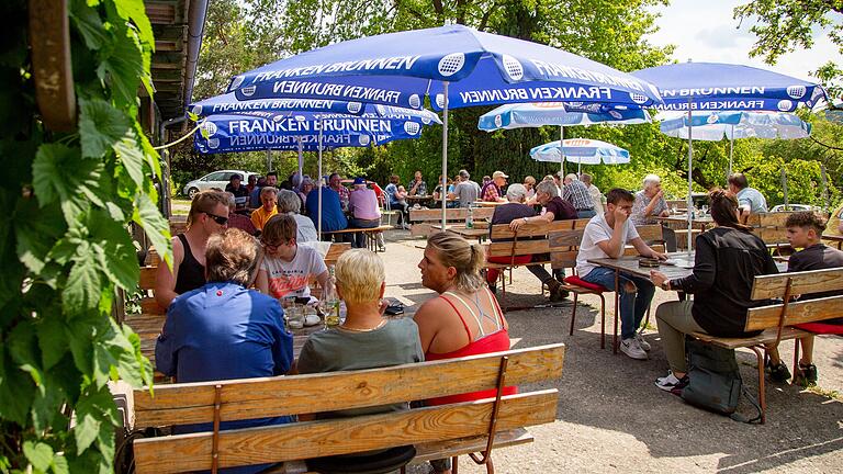Schöppeln im Freien: In der Heckenwirtschaft Maiberger in Karlstadt geht das noch ganz traditionell.