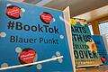 Das 'BookTok'-Regal in der Marktheidenfelder Stadtbibliothek ist sehr beliebt und hat neue Zielgruppen erschlossen.