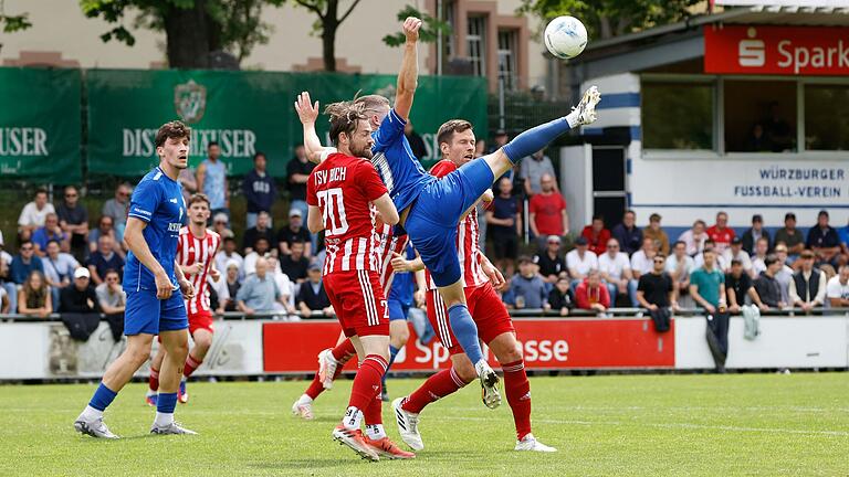 FV-Kapitän Dennie Michel (rechts) versucht akrobatisch, den Ball zu erreichen. Buchs Abwehrspieler Philip Messingschlager stört ihn dabei von hinten. FV-Kapitän Dennie Michel (rechts) versucht akrobatisch, den Ball zu erreichen. Buchs Abwehrspieler Philip Messingschlager stört ihn dabei von hinten.