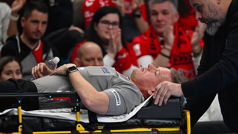 Veszprem - Sporting Lissabon - Der dänische Schiedsrichter Jesper Madsen ist beim Champions-League-Spiel zwischen KC Veszprem und Sporting Lissabon kollabiert. Veszprem - Sporting Lissabon - Der dänische Schiedsrichter Jesper Madsen ist beim Champions-League-Spiel zwischen KC Veszprem und Sporting Lissabon kollabiert.