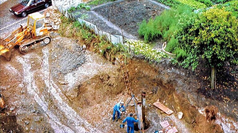Bei Grabungen im Jahr 1982 in der Altstadt war die Kachel beiläufig als Abdeckplatte eines Frühbeetkastens im oberen Bereich der Leiter entdeckt worden. Bei Grabungen im Jahr 1982 in der Altstadt war die Kachel beiläufig als Abdeckplatte eines Frühbeetkastens im oberen Bereich der Leiter entdeckt worden.