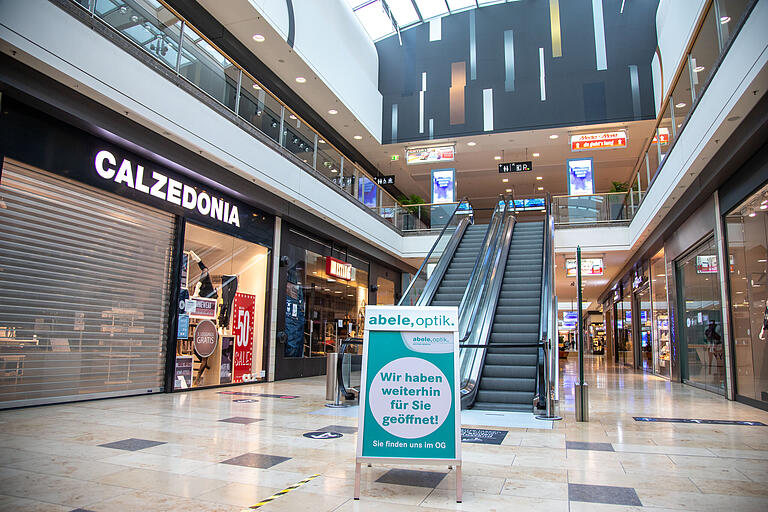 Die Optiker zählen zu den acht Geschäften, die aktuell geöffnet sind. Im Hintergrund die Rolltreppen in der Mitte des Centers, die abgesperrt sind. Die Optiker zählen zu den acht Geschäften, die aktuell geöffnet sind. Im Hintergrund die Rolltreppen in der Mitte des Centers, die abgesperrt sind.