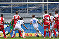 Duisburgs erster Streich: Oliver Steuer (Nummer 28) erzielt nach fünf Minuten das 1:0 des MSV gegen die Kickers. Am Ende mussten sich die schwachen Rothosen mit 0:2 geschlagen geben.
