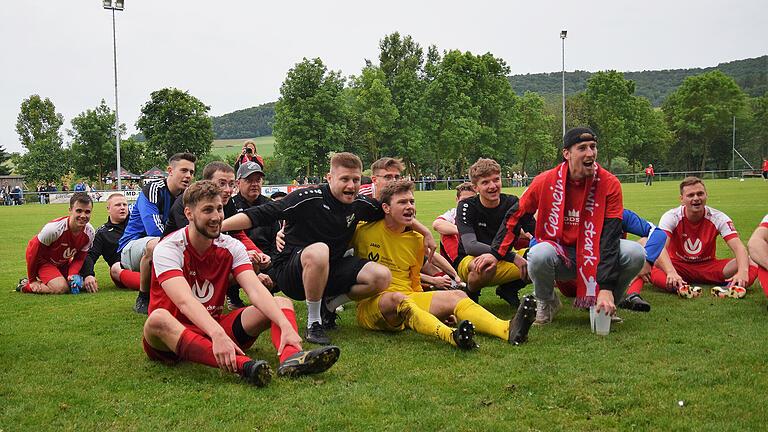 Fußball-Relegation: SG Reiterswiesen gewinnt gegen den TV Jahn Winkels - Feierten vor ihrer 'Kurve' den Klassenerhalt in der Kreisklasse: die Spieler der SG Reiterswiesen. Fußball-Relegation: SG Reiterswiesen gewinnt gegen den TV Jahn Winkels - Feierten vor ihrer 'Kurve' den Klassenerhalt in der Kreisklasse: die Spieler der SG Reiterswiesen.