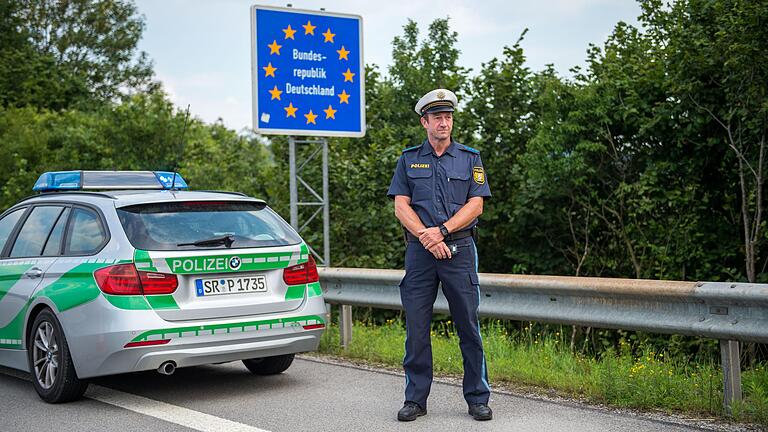 Dürfen neben der Bundespolizei auch bayerische Polizisten direkt an der Grenze zu Österreich kontrollieren? Die Grünen wollen diese umstrittene Frage nun per Verfassungsklage klären. Dürfen neben der Bundespolizei auch bayerische Polizisten direkt an der Grenze zu Österreich kontrollieren? Die Grünen wollen diese umstrittene Frage nun per Verfassungsklage klären.