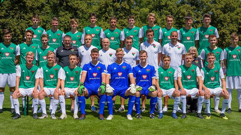 Mit diesem Kader geht die U 19 des FC 05 in die kommende Saison - hinten von links: Simon Götz, Sebastian Lorz, Fabio Reck, Tarik Odlukaya, Emir Bas, Diego Schwab, Nicolas Reinhart, Luis Wirth, Felix Wehner, Pascal Henninger; mittlere Reihe: Laurin Schmid, Fabio Konrad, Tim Hartmann, Betreuer Roland Hack, Torwart-Trainer Frank Popp, Co-Trainer Thorsten Reck, Trainer Tobias Burger, Pate Lukas Billick, Pate Adam Jabiri, Betreuerin Else Kürschner, Luca Knöll, Nicolas John; vorne: Luca Binder, Marvin Schölzke, Philipp Hack, Thorsten Kritzner, Jan Reichert, Tim Ludwig, Tim Stecklein, Tim Stühler und Julius Landeck. Mit diesem Kader geht die U 19 des FC 05 in die kommende Saison - hinten von links: Simon Götz, Sebastian Lorz, Fabio Reck, Tarik Odlukaya, Emir Bas, Diego Schwab, Nicolas Reinhart, Luis Wirth, Felix Wehner, Pascal Henninger; mittlere Reihe: Laurin Schmid, Fabio Konrad, Tim Hartmann, Betreuer Roland Hack, Torwart-Trainer Frank Popp, Co-Trainer Thorsten Reck, Trainer Tobias Burger, Pate Lukas Billick, Pate Adam Jabiri, Betreuerin Else Kürschner, Luca Knöll, Nicolas John; vorne: Luca Binder, Marvin Schölzke, Philipp Hack, Thorsten Kritzner, Jan Reichert, Tim Ludwig, Tim Stecklein, Tim Stühler und Julius Landeck.