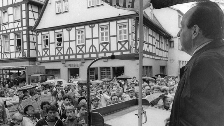 1978 vor dem Lohrer Rathaus: Der damalige Außenminister Hans-Dietrich Genscher (FDP). 1978 vor dem Lohrer Rathaus: Der damalige Außenminister Hans-Dietrich Genscher (FDP).