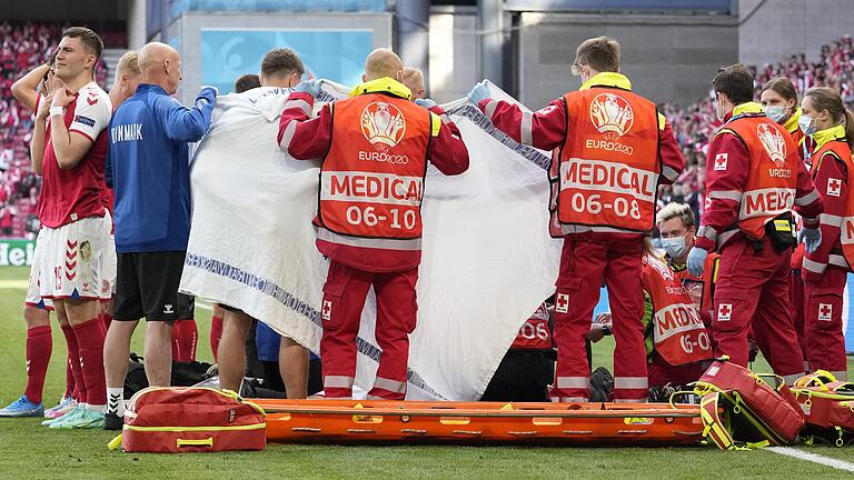 Als Ärzte im Stadion von Kopenhagen offenbar um das Leben des dänischen Fußballers Christian Eriksen kämpften, wurde der Rettungseinsatz vor den Blicken der Öffentlichkeit abgeschirmt. Die Privatsphäre des Sportlers wurde geschützt.