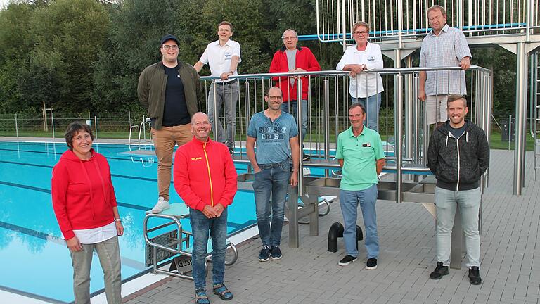 Neuer Vorstand (von links, vordere Reihe): Martina Grumbach, Uwe Gessner, Stefen Hörner, Günther Dertinger und Daniel Reinhard. Hintere Reihe: Simon Göhricke, Philipp Bopp, Heinz Kadlubski, Carmen Kneucker und Dieter Seidenspinner. Neuer Vorstand (von links, vordere Reihe): Martina Grumbach, Uwe Gessner, Stefen Hörner, Günther Dertinger und Daniel Reinhard. Hintere Reihe: Simon Göhricke, Philipp Bopp, Heinz Kadlubski, Carmen Kneucker und Dieter Seidenspinner.