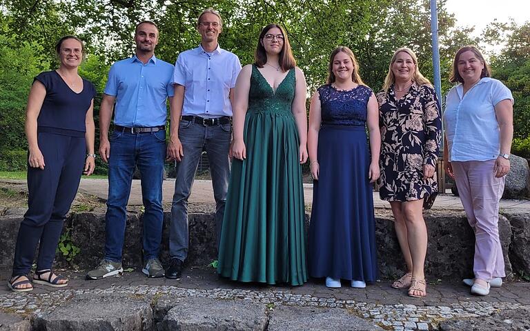 Besondere Auszeichnungen (von links): Zweite Bürgermeisterin Caroline Borst (Oberelsbach), zweiter Bürgermeister Patrick Bauer (Bischofsheim), Klassenlehrer Wolfgang Then, Prüfungsbeste Rebecca Sitzmann und Lara Bühner, Schulleiterin Stefanie Mott sowie Bürgermeisterin Sonja Reubelt (Sandberg). Besondere Auszeichnungen (von links): Zweite Bürgermeisterin Caroline Borst (Oberelsbach), zweiter Bürgermeister Patrick Bauer (Bischofsheim), Klassenlehrer Wolfgang Then, Prüfungsbeste Rebecca Sitzmann und Lara Bühner, Schulleiterin Stefanie Mott sowie Bürgermeisterin Sonja Reubelt (Sandberg).