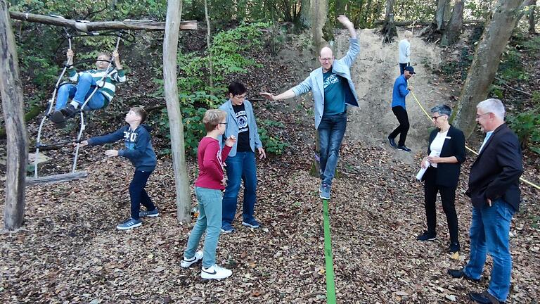 Michael Hümmer, Rektor der Mittelschule (Mitte), war mit Martin Schmitt treibende Kraft für 'Fit im Wald' und hat gute Erfahrungen mit 'Bewegungskünsten'.