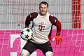 Training FC Bayern München       -  Manuel Voll fokussiert beim Trainer: Manuel Neuer will gegen Lissabon sein Tor suaberhalten.