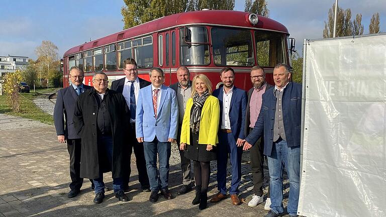 Mit Verantwortlichen von Förderverein, Infrastrukturgesellschaft und Politik hat Landrätin Tamara Bischof die Mainschleifenbahn angeschoben. Mit Verantwortlichen von Förderverein, Infrastrukturgesellschaft und Politik hat Landrätin Tamara Bischof die Mainschleifenbahn angeschoben.