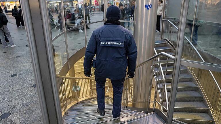 Am Roßmarkt schauen sich Polreich und Mayer immer die öffentlichen Toiletten an. Denn dort hat niemand rumzustehen. Am Roßmarkt schauen sich Polreich und Mayer immer die öffentlichen Toiletten an. Denn dort hat niemand rumzustehen. 