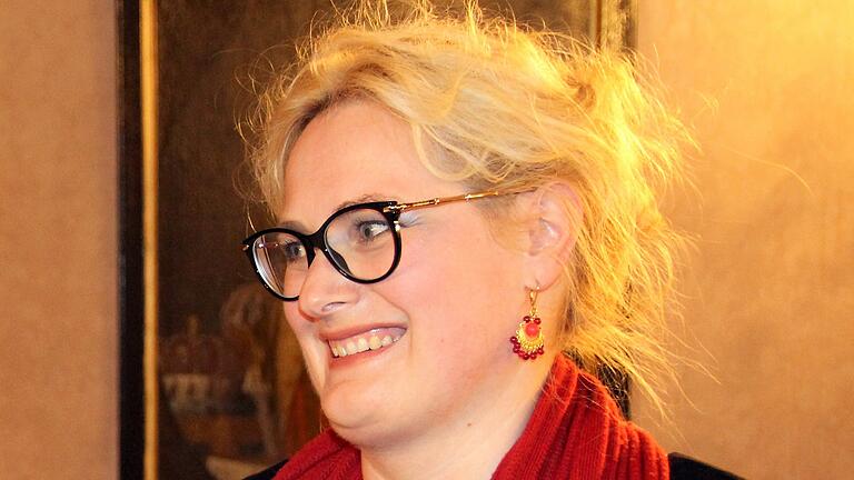 Claudia Maria Pecher, die Präsidentin der Deutschen Akademie für Kinder- und Jugendliteratur fungierte als charmante Moderatorin. Claudia Maria Pecher, die Präsidentin der Deutschen Akademie für Kinder- und Jugendliteratur fungierte als charmante Moderatorin. 