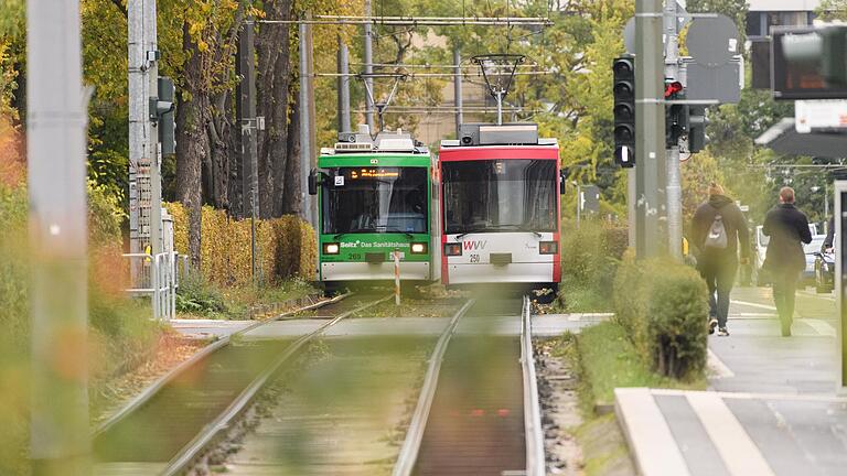 Bus- und Bahnfahrende können ab Juni 2022 mit dem günstigen '9 für 90'-Ticket zum Niedrigpreis den öffentlichen Nahverkehr und Regionalverkehr benutzen. Bus- und Bahnfahrende können ab Juni 2022 mit dem günstigen '9 für 90'-Ticket zum Niedrigpreis den öffentlichen Nahverkehr und Regionalverkehr benutzen.
