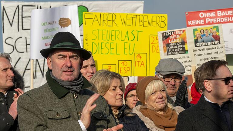 Hubert Aiwanger (Freie Wähler).jpeg       -  Fest an der Seite der Bauern: Bayerns Wirtschaftsminister Hubert Aiwanger (Freie Wähler) bei einer Kundgebung der Landwirte.