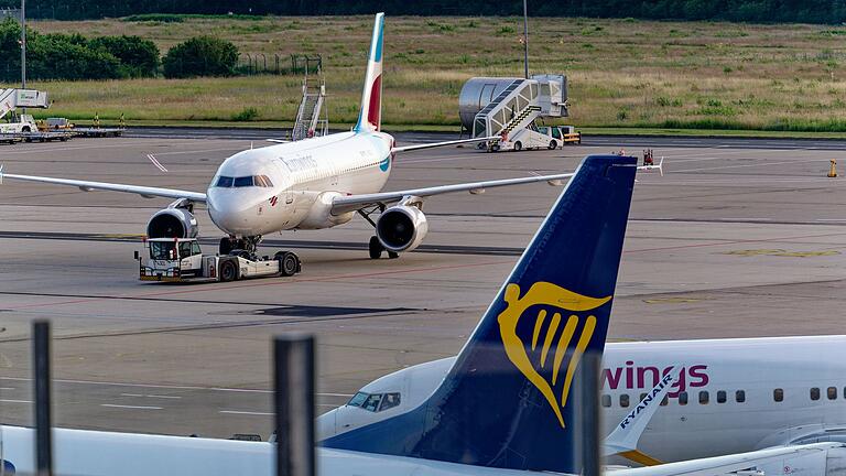 Ryanair will im teuren Deutschland seltener fliegen       -  Die Luftfahrtindustrie droht wegen hoher Kosten mit Flugstreichungen